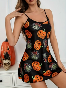 Détail de l'imprimé citrouille d'Halloween sur le pyjama en satin noir soyeux