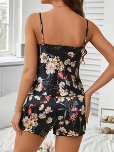 Gros plan de la vue arrière d'un pyjama en soie noire avec motif floral et short