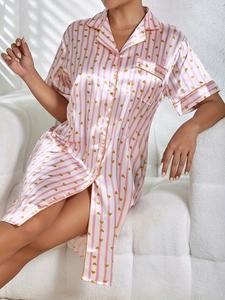 Détails de la chemise de nuit en satin rayé rose avec cœurs dorés et col à revers