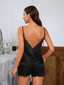 Vue détaillée du dos de l'ensemble caraco en satin noir avec dentelle en V élégante