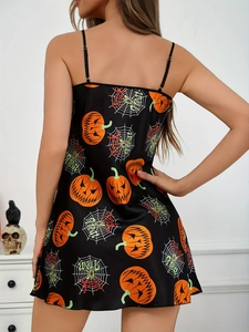 Détail de l'imprimé citrouille d'Halloween sur nuisette en satin noir avec bretelles
