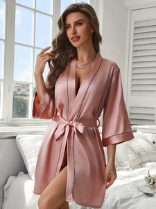 Détails du peignoir en satin rose doré avec bordure noire et ceinture assortie