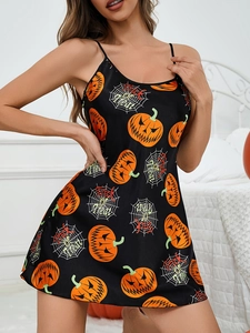 Détail de l'imprimé citrouille et toile d'araignée sur le haut de pyjama noir soyeux