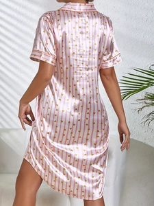 Détail de la chemise de nuit en satin rayé rose et blanc avec imprimés cœurs dorés