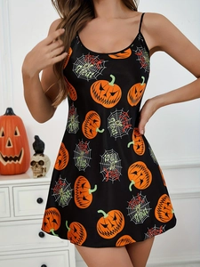 Détail de l'imprimé citrouille d'Halloween et Trick or Treat sur robe noire à bretelles