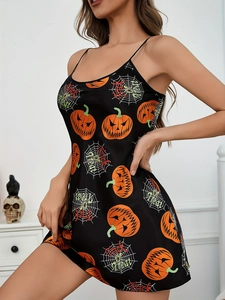 Détail de l'imprimé citrouille d'Halloween et araignées sur robe nuisette en satin