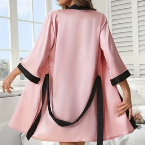 Peignoir en satin rose avec bordure noire, ensemble de nuit soyeux pour femmes