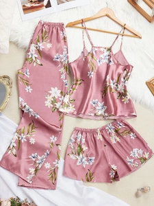 Détail à plat d'un ensemble pyjama 3 pièces en soie glacée à fleurs avec short