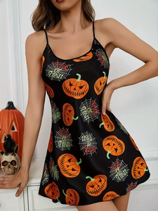 Détail de nuisette en satin avec imprimé citrouille d'Halloween et toiles d'araignée