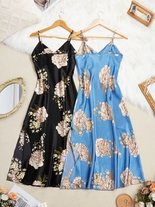 Vue détaillée des nuisettes en satin fleuri noir et bleu avec texture soyeuse