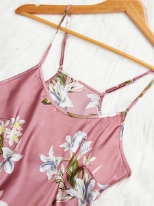 Détail du haut de pyjama en satin avec imprimé floral et fines bretelles réglables