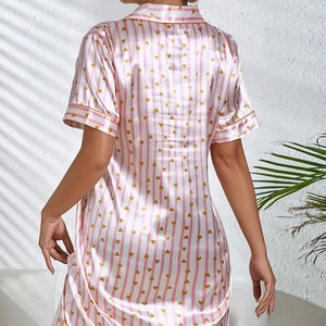 Nuisette en satin à rayures roses avec cœurs dorés et col à revers pour femme élégante