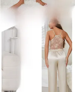 Détail du pyjama en soie champagne avec dentelle délicate et design dos nu chic