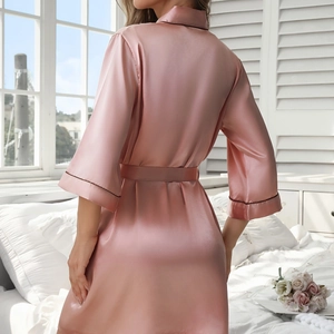 Peignoir en satin rose pour femme avec ceinture à nouer et liserés noirs élégants