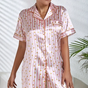 Pyjama femme à rayures rose et blanc avec motifs de cœurs dorés et col à revers classique