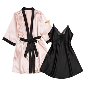 Ensemble peignoir en satin rose deux pièces avec chemise de nuit en dentelle noire