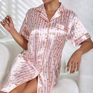 Chemise de nuit satinée rose à rayures pour femme avec motifs de cœurs dorés