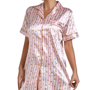 Pyjama en satin rayé rose et blanc pour femmes avec coeurs dorés et col à revers
