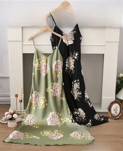 Détail de nuisettes en satin fleuri en vert et noir avec décolleté en V élégant