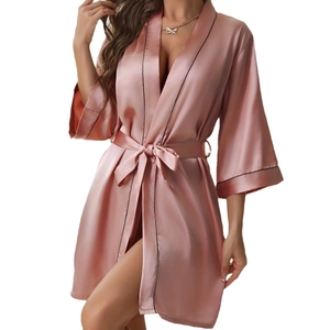 Peignoir élégant en satin de soie mauve pour femme avec col en V et ceinture réglable