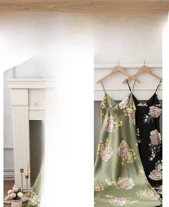 Détail de la robe nuisette satinée à fleurs montrant le tissu lisse et les motifs