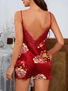 Vue arrière détaillée d'un pyjama en satin rouge foncé avec fleurs dorées et dentelle