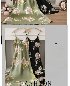 Détail de robe nuisette en satin montrant le tissu vert brillant et l'imprimé pivoine