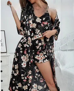 Pyjama trois pièces en satin noir avec kimono long à imprimé fleuri et short