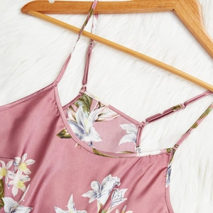 Nuisette en soie glacée rose avec imprimé lys sur fond de cintre en bois et peluche