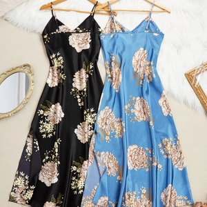Nuisette élégante en satin à imprimé floral avec col en V et fente latérale femme