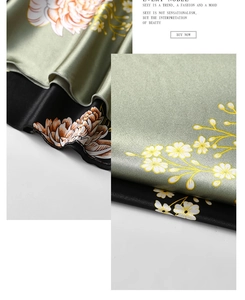 Détail de l'imprimé floral sur tissu satiné vert foncé avec texture soyeuse