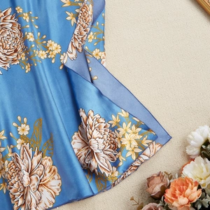 Nuisette sans manches en satin bleu avec imprimé floral et tissu doux et soyeux