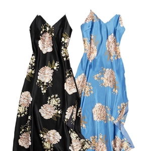Ensemble de nuisettes en satin de soie à imprimé floral en noir et bleu clair