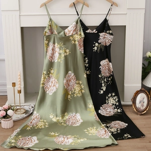Robe nuisette en satin à imprimé floral pour femmes avec fines bretelles en vert et noir