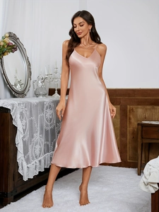 Vue détaillée de la nuisette en satin rose avec col en V élégant et texture de soie