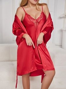 Détail de l'ensemble pyjama en soie rouge avec caraco en dentelle et robe de chambre