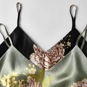 Nuisette en satin à imprimé floral noir et vert sauge avec décolleté en V et bretelles