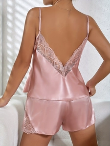 Vue détaillée du dos du pyjama en satin rose poudré avec dentelle et décolleté en V profond