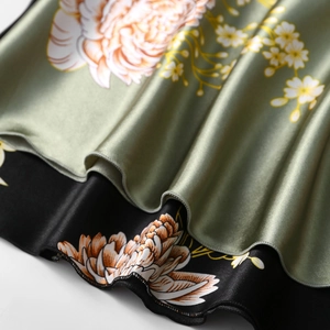 Robe nuisette en satin vert sauge et noir avec imprimé pivoine et ourlet superposé