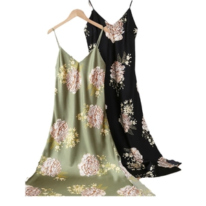 Robe nuisette en satin à imprimé fleuri avec col en V et fines bretelles en olive et noir