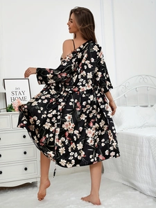 Détail du peignoir kimono en satin de soie avec imprimé floral et drapé élégant