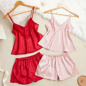 Ensemble pyjama en satin de soie avec dentelle, débardeur et short en rouge et rose