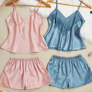 Ensemble pyjama en satin de soie avec caraco et short en dentelle en rose et bleu