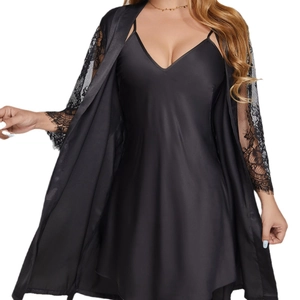 Ensemble pyjama deux pièces en satin noir avec nuisette col V et robe en dentelle