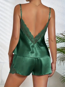 Ensemble de pyjama en satin vert avec dos en V profond et bordure en dentelle chic