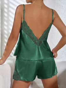 Détail du dos de l'ensemble pyjama en satin vert foncé avec dentelle délicate en V