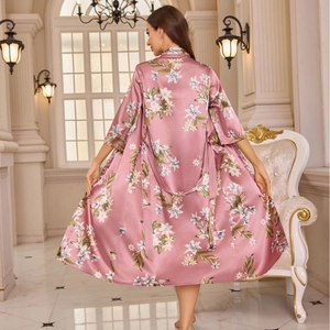 Peignoir en satin rose à motif floral avec ceinture élégante et coupe ample
