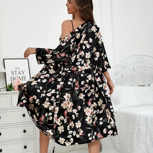 Peignoir kimono en satin noir fleuri pour femme au design élégant et aspect soyeux