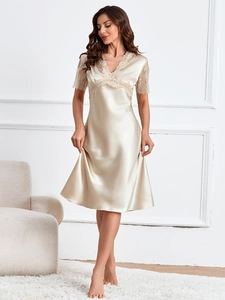 Détail de la nuisette en satin champagne avec dentelle jaune délicate et éclat du tissu