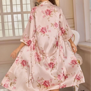 Roze satijnen badjas voor dames met luxe bloemenprint en bijpassende ceintuur in zijde-look